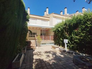 Casa a schiera in Cies 12. Increible adosado en petrer