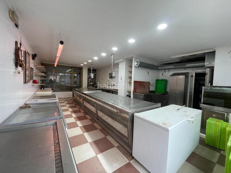 Foto 0b21b5a3-9353-4ea9-b04a-c36f24f19689. Local comercial venta local comercial equipado para pescadería furgón isotermo mercedes en Bareyo