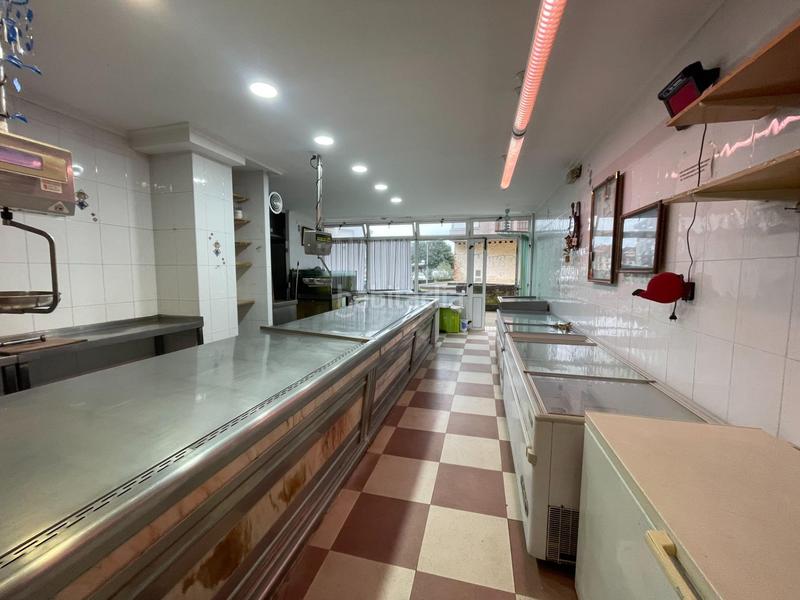 Foto b2c5a78e-a9f8-4698-abea-2c024d7e0589. Local comercial venta local comercial equipado para pescadería furgón isotermo mercedes en Bareyo