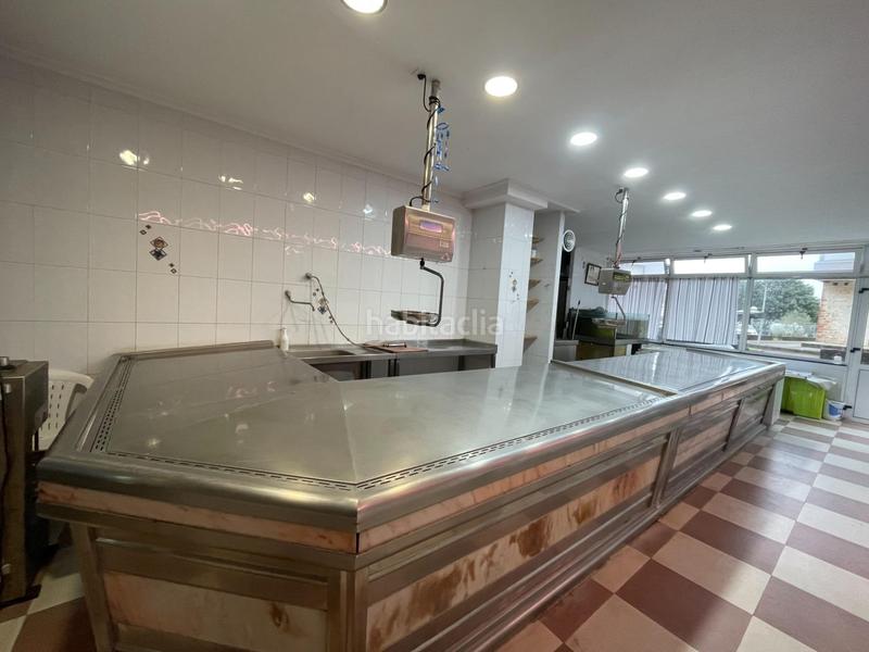 Foto b7a525ee-825c-45fc-bd27-0c6c8630cbd5. Local comercial venta local comercial equipado para pescadería furgón isotermo mercedes en Bareyo