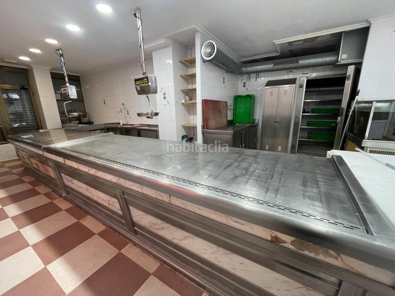 Foto f779f01b-71be-4bd3-b0ce-b9d6e7a0e347. Local comercial venta local comercial equipado para pescadería furgón isotermo mercedes en Bareyo