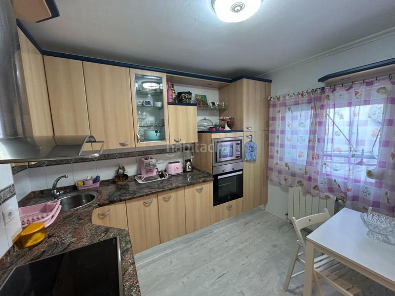 Foto 37c58023-b889-4aa3-baef-a864bc0c01f4. Piso en calle del marqués del robrero 10 vivienda luminosa en el centro en Santoña