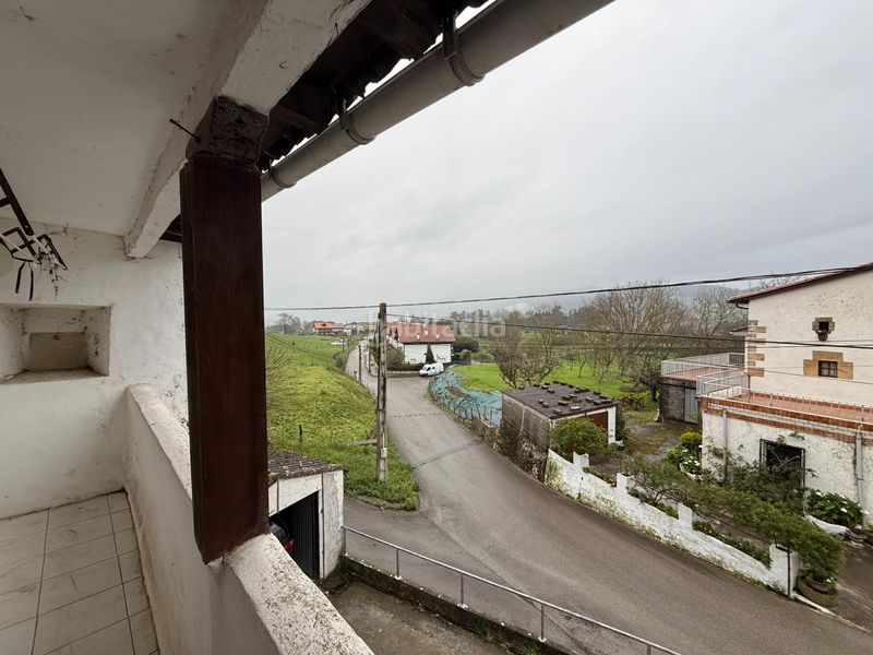 Foto f48afb92-67b2-4115-9fc7-1549673e462f. Casa adossada amb aparcament a Rasines