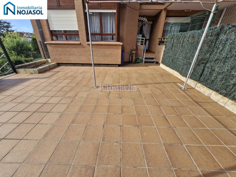 Foto ef293955-0191-4a0e-a773-b49a92e01637. Piso ref.000128 bajo de 3 habitaciones con jardin de 150m2, terraza de 40 m2, garaje doble, ascensor y calafacción en Noja