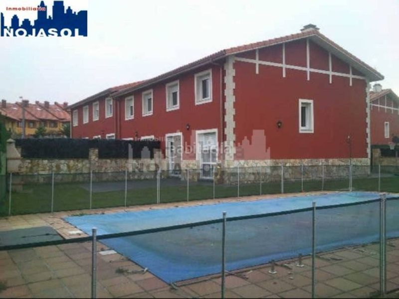Foto 081f0b6c-9249-4703-b847-59e656be63cc. Casa aparellada amb calefacció aparcament piscina a Bareyo