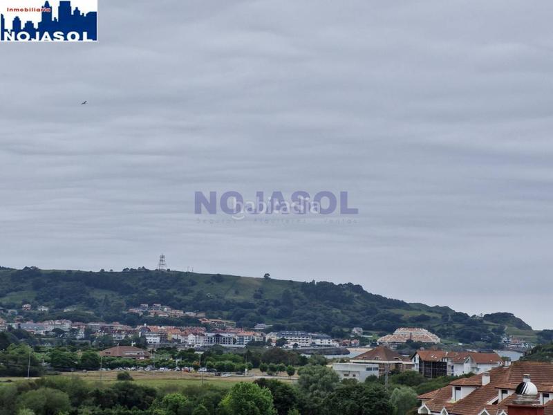 Foto 929f2ef8-4511-498b-b46c-af0ff8b188df. Apartamento ref 000167 precioso ático con vistas al mar en urbanización privada con piscina. en Noja