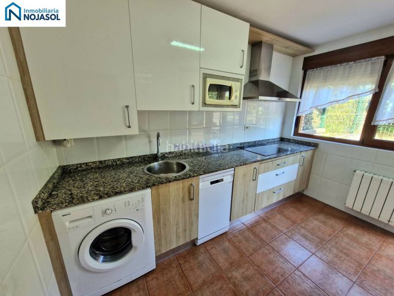 Foto 51e8660e-1ece-4da9-9e43-eaddd023ec3a. Casa adossada amb calefacció aparcament piscina a Bareyo