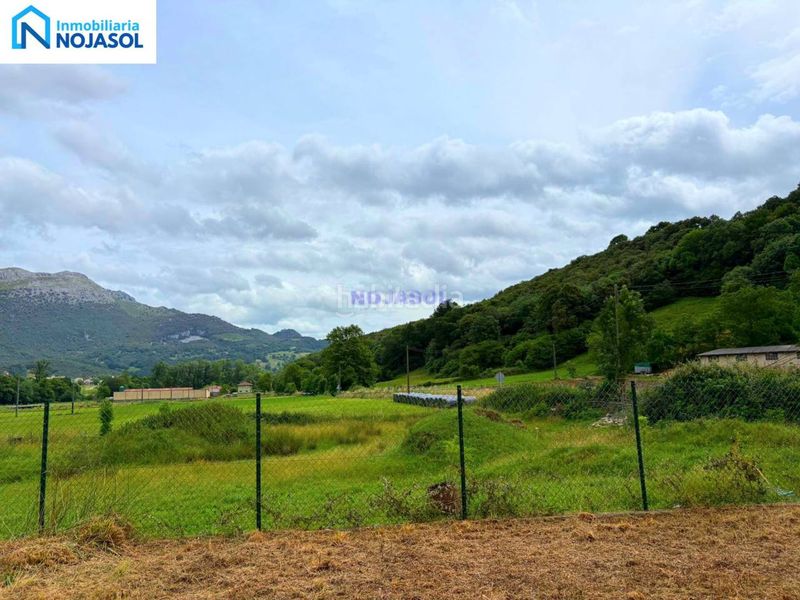 Foto f8987dcd-7bd7-4457-9b8c-b45f3f189aaf. Casa aparellada amb calefacció aparcament a Ruesga