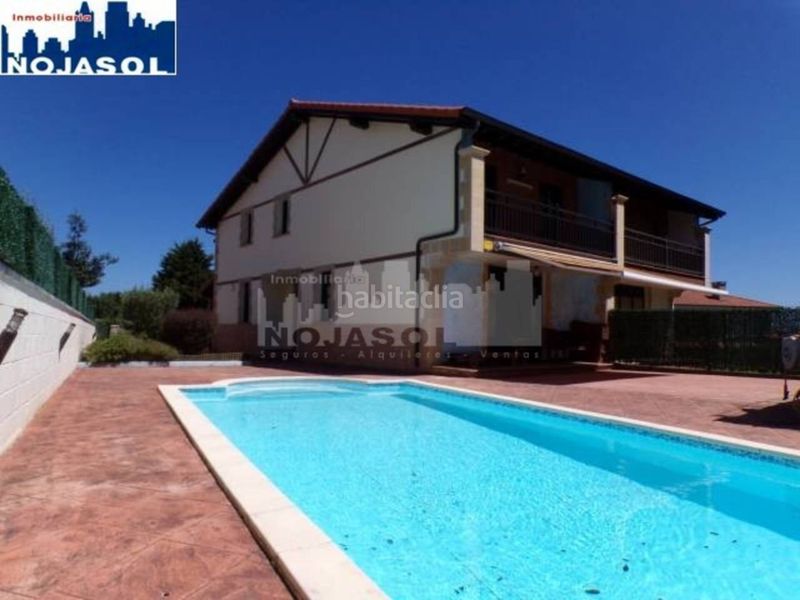 Foto bb78eb70-9839-43d6-bc70-7d1f4d9f1e79. Casa aparellada amb calefacció aparcament piscina a Bareyo