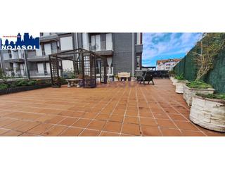 Lloguer Apartament a Ris 4. Ref. 002083   bajo con terraza, mesas, sillas, tumbonas, cenador