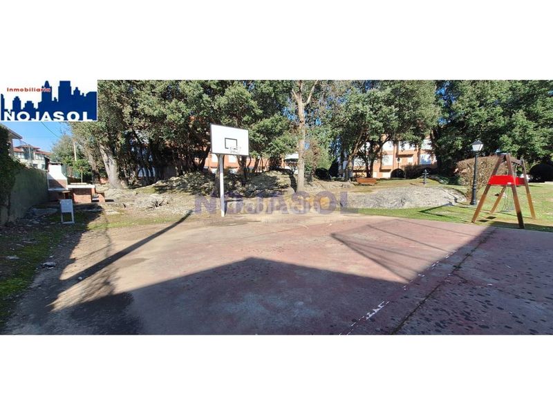 Foto 2362f38d-9aab-4ac9-8235-70b5bd4f678b. Alquiler apartamento en calle el bosque 5 ref.002065 piso 2 habitaciones con terraza, zonas verdes, piscina, pista baloncesto, fronton, parque infantil. en Noja