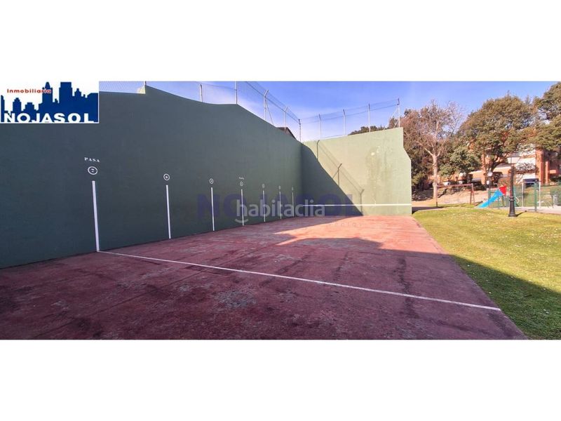 Foto 8fdb701f-f05d-4f99-9b39-a0d9691b9cb0. Alquiler apartamento en calle el bosque 5 ref.002065 piso 2 habitaciones con terraza, zonas verdes, piscina, pista baloncesto, fronton, parque infantil. en Noja