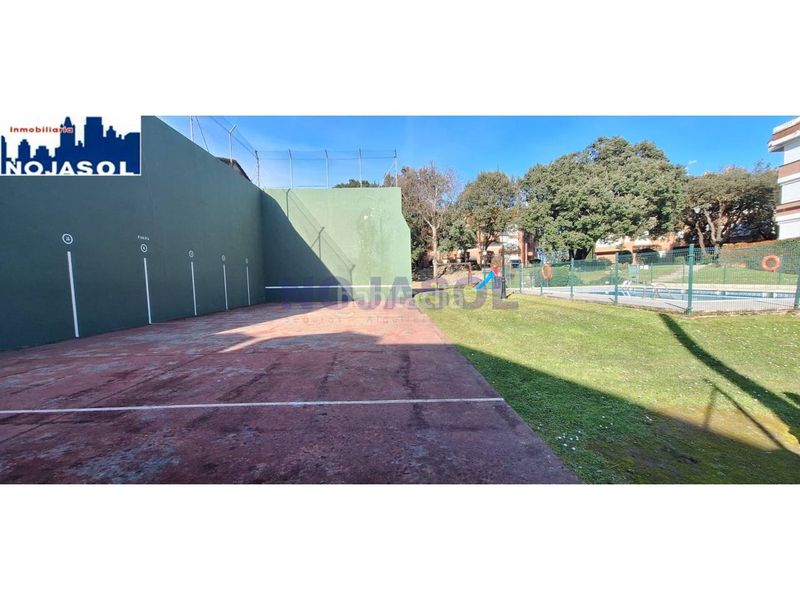 Foto d8bc2350-59f2-4780-9bb0-79bceb027556. Alquiler apartamento en calle el bosque 5 ref.002065 piso 2 habitaciones con terraza, zonas verdes, piscina, pista baloncesto, fronton, parque infantil. en Noja