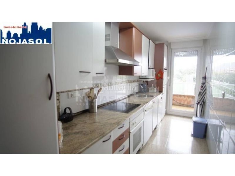 Foto fba1ba85-0f2e-4687-9004-2b82d3d684db. Alquiler apartamento en calle el bosque 5 ref.002065 piso 2 habitaciones con terraza, zonas verdes, piscina, pista baloncesto, fronton, parque infantil. en Noja