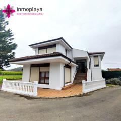 Casa in Arnuero. Casa independiente en castillo con terreno