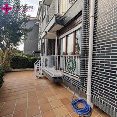Appartement à Ris. Bajo con enorme jardín en noja