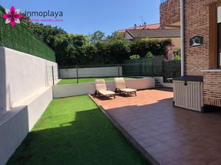 Ground floor in Ris. Bajo con terraza de 250 m2 en ris