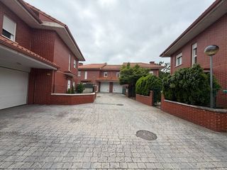 Maison jumelée à Reocín. Casa pareada en venta en reocín cantabria