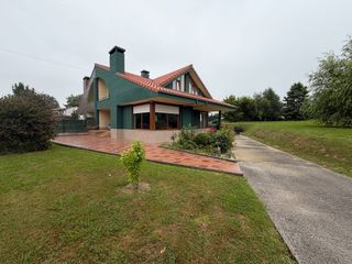 Casa bifamiliare in Centro. Casa pareada en venta en sierrapando  torrelavega cantabria