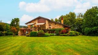 Chalet à Cabezón de la Sal. Exclusiva villa en cantabria en clave contemporanea
