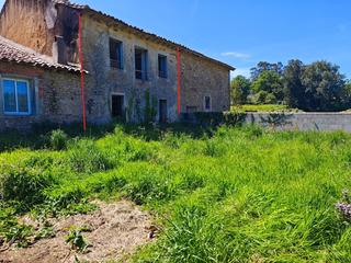 Casa a Valdáliga. Casa para reformar con jardín
