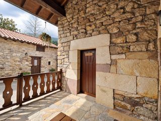 Casa bifamiliare in Mazcuerras. Casa de piedra reformada con doble terraza y barbacoa