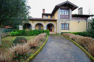 Xalet  Barrio el pomar. Chalet independiente en el bonito pueblo de novales