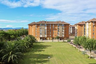 Pis  Calle san martín del pino. Luminosa vivienda con terraza y plaza de garaje en peñacastillo