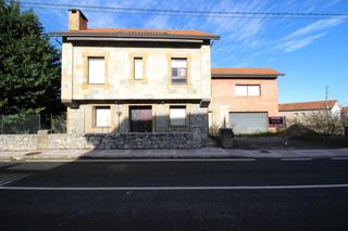 Xalet a Barrio mijares 21. Chalet unifamiliar en escobedo de camargo  en parcela de 1400 me