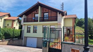Chalet à Cabezón de la Sal. Chalet en venta en villanueva de la peña, 3 dormitorios.