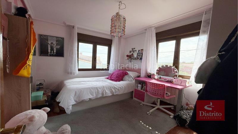 Foto c8b6258f-4da3-46de-ab50-474abc4967e9. Casa aparellada amb calefacció aparcament a Liencres Piélagos