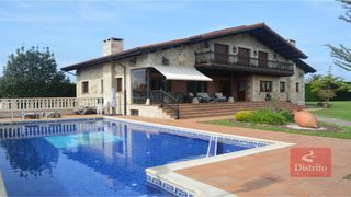 Casa  Soto de la marina - murillo. Chalet con piscina en soto de la marina