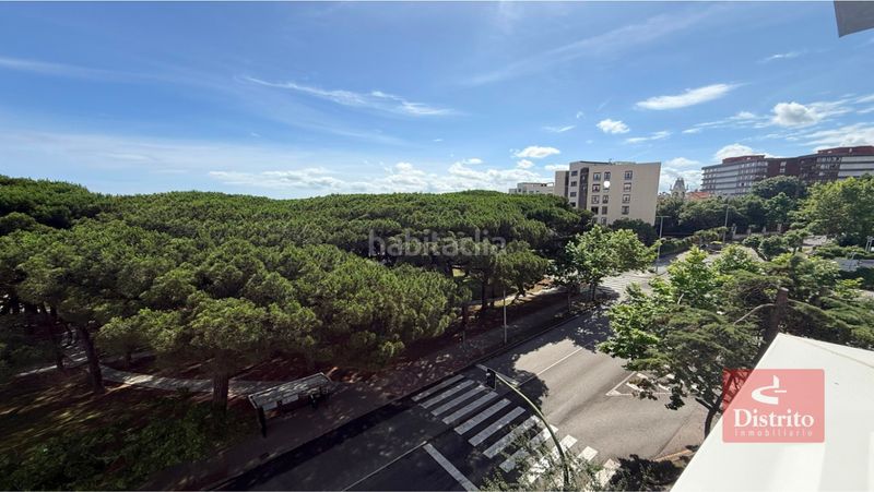 Foto b3046483-f3ff-454e-a74b-0f08cc7f1d95. Pis amb calefacció aparcament a Los Castros Santander