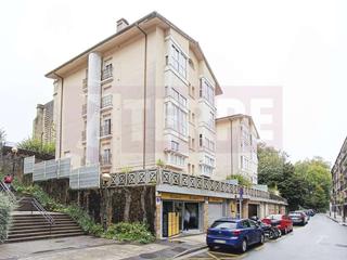 Pis  Guillermo de lazon kalea. Vivienda amplia con terraza, garaje cerrado y trastero