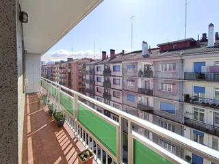 Pis  Donostia kalea. Piso de 3 dormitorios, amplio, en muy buen estado con balcón a s