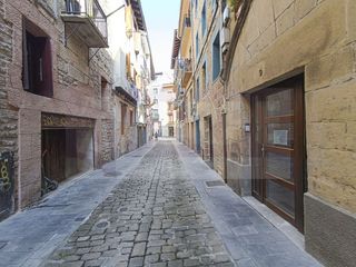Pis  Beheko kalea. Vivienda reformada de 3 dormitorios con balcón a la alameda, muy
