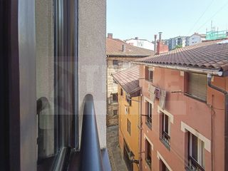 Piso  Juan ignacio gamon zumardia aldapa. Vivienda espaciosa de 3 dormitorios dobles con ascensor, acceso