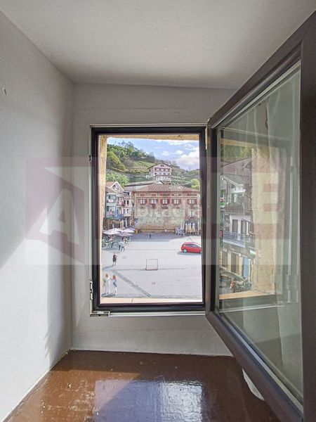 Foto ae8fea87-ac86-4880-9d7b-366db6f2a9b5. Pis a Pasaia
