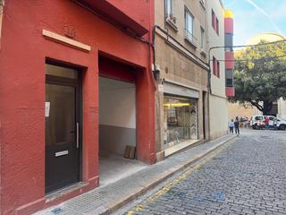 Parking coche  De francesc cros. Amplio garaje o almacén en venta en pleno centro de reus  c sant