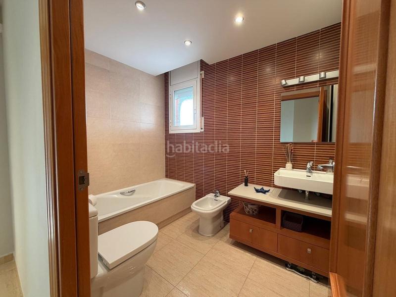 Foto d036f673-9b6a-4221-92c4-f4a7d374d31d. Alquiler piso alquiler piso exclusivo de 4 habitaciones parking y piscina en zona residencial premium en Reus