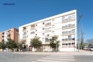 Pis  De l'estaci�. Amplio piso de 3 habitaciones en paseo mata de reus. 2� planta s