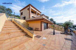 Casa aparellada  Calle bruguera. Casa pareada exclusiva en riudecanyes con piscina privada, vista