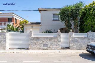 Casa aparellada a Cambrils Mediterrani. Casa  pareada con piscina privada, parking, barbacoa andando a l