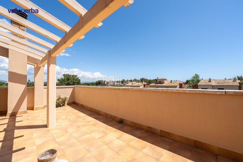 Foto 14da40ac-fa6f-4a82-8718-d24ecb210a33. Casa adossada amb calefacció aparcament piscina a Reus