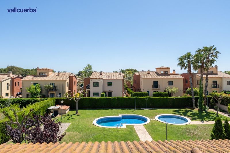 Foto b81435ef-7c11-4fc9-8641-e797b22994bf. Casa adossada amb calefacció aparcament piscina a Reus