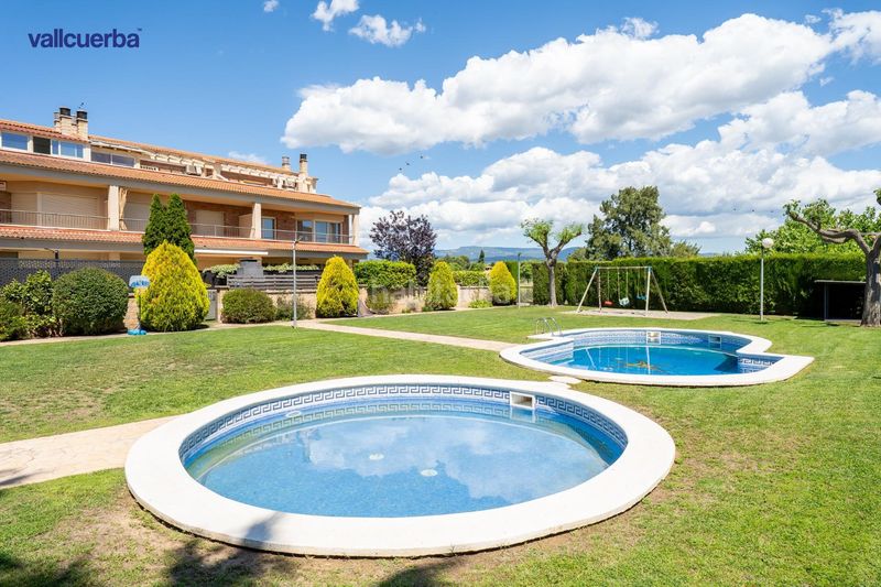 Foto fc42e662-8783-47b8-a982-9e543629b8bc. Casa adossada amb calefacció aparcament piscina a Reus