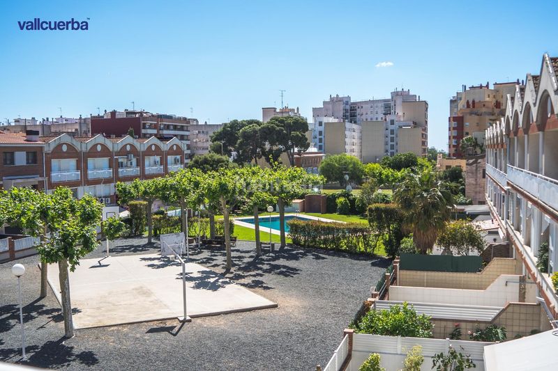 Foto bbcccbf3-df5b-4848-b1b5-3f09ef4b0ecb. Casa adossada amb calefacció aparcament piscina a Reus