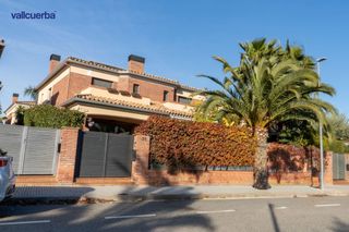 Casa aparellada a Quatre Camins. Hay casas que encajan en un plano. y hay hogares que encajan en