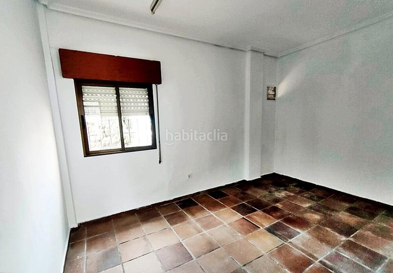 Foto c2654957-f8e0-4bad-915d-38d934dbde45. Alquiler local comercial en Los Castros Santander