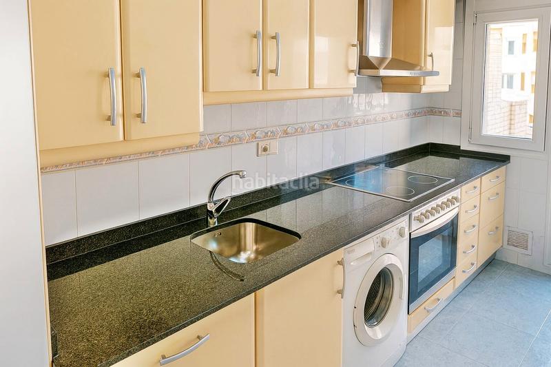 Foto 4de5a05f-eced-4536-b65f-d3d920a34794. Rent flat with heating in Astillero (El)